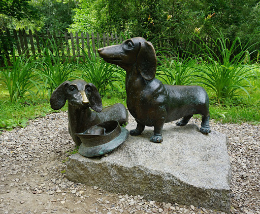 Памятник Хине Марковне и Брому Исаевичу в Музее-заповеднике А.П. Чехова «Мелихово»